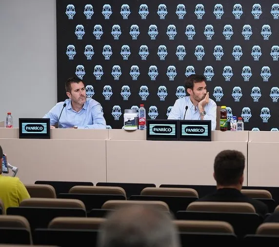 Arbalejo, a la izquierda, en la comparecencia con el director general, Enric Carbonell