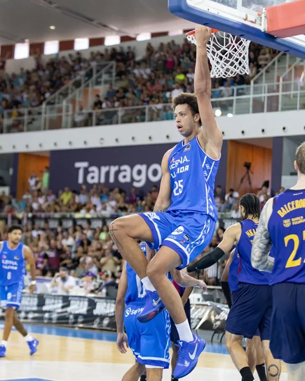 El Baskonia estudia pagar un traspaso al Lleida por Zach Perrin tras la lesión de Alex Len