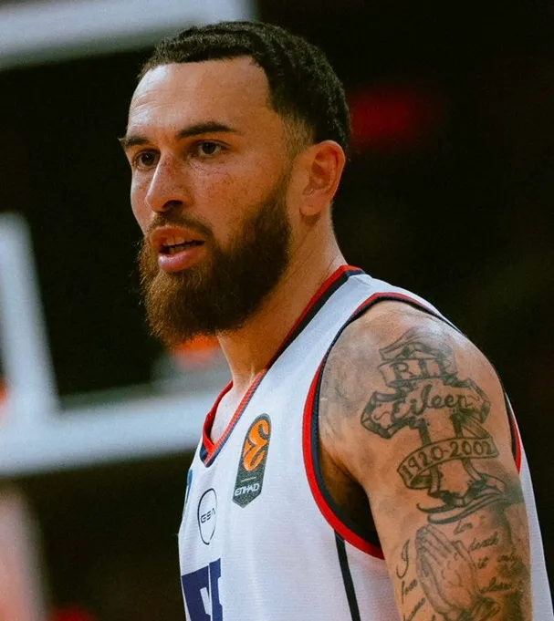 Grave lesión de Mike James en la derrota del Efes; la Virtus pudo con el Olympiacos