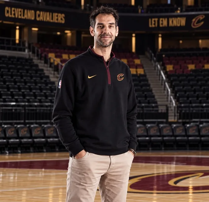 Banquillos, datos y despachos: la huella de España se expande en la NBA 2026-27